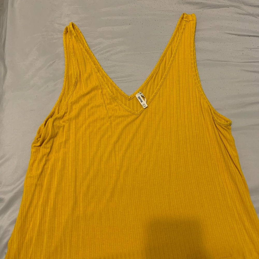 A XXL yellow t-shirt that is made by Mudd.